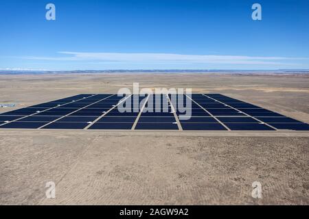 Vista aerea di potenza solare produzione nella tentacolare North American deserto. Foto Stock