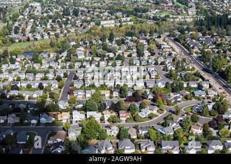 Vista aerea di case di periferia, case e strade vicino a Portland, Oregon, Stati Uniti d'America. Foto Stock