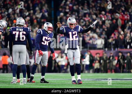 Foxborough, Massachusetts, STATI UNITI D'AMERICA. Xxi Dec, 2019. New England Patriots quarterback Tom Brady (12) si deposita la folla verso il basso durante la NFL partita di calcio tra le fatture della Buffalo e il New England Patriots al Gillette Stadium di Foxborough, Massachusetts. I patrioti sconfiggere le bollette 24-17. Eric Canha/CSM/Alamy Live News Foto Stock