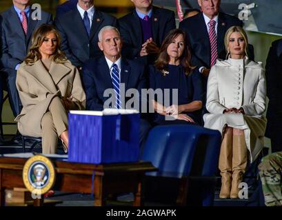 Da sinistra a destra: prima signora Melania Trump, Vicepresidente degli Stati Uniti Mike Pence, Karen Pence, e prima figlia e consigliere del Presidente Ivanka Trump guarda su come il presidente statunitense Trump rende note e segni S.1790, la difesa nazionale atto di autorizzazione per l'anno fiscale 2020 a base comune Andrews in Suitland, Maryland il Venerdì, 20 dicembre 2019.Credit: Ron Sachs/CNP /MediaPunch Foto Stock