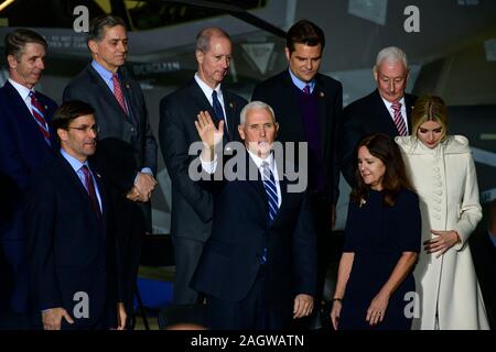 Il Vicepresidente degli Stati Uniti Mike Pence, centro, onde la folla come egli arriva prima di noi Presidente Trump rendendo commento e firma S.1790, la difesa nazionale atto di autorizzazione per l'anno fiscale 2020 a base comune Andrews in Suitland, Maryland il Venerdì, 20 dicembre 2019. Nella foto in prima fila, da sinistra a destra: il Segretario alla difesa degli Stati Uniti il dottor Mark T. Esper, Vice Presidente USA Pence, Karen Pence, e prima figlia e consigliere del Presidente Ivanka Trump. Credito: Ron Sachs/CNP /MediaPunch Foto Stock