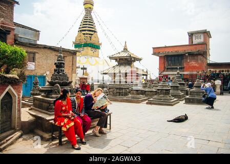 Seduta sulla scimmia Swayambhunath Stupa di Kathmandu, Nepal - Maggio 2019 Foto Stock