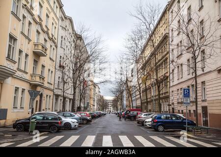 PRAGUE, Repubblica Ceca - 2 Novembre 2019: tipica strada del quartiere Zizkov in autunno, nel corso di un pomeriggio nuvoloso, con la sua tipica austro ungherese architec Foto Stock