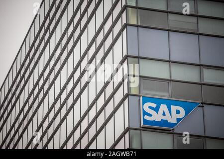 BRNO, Repubblica Ceca - 5 Novembre 2019: logo SAP nella parte anteriore del loro ufficio per Brno. SAP è un'impresa tedesca di sviluppo software specializzata in CRM ed E Foto Stock