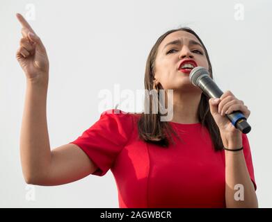 Venezia, California, USA. Xxi Dec, 2019. Rappresentante ALESSANDRIA OCASIO-CORTEZ parla a Bernie Sanders rally sulla famosa Spiaggia di Venice Boardwalk. Credito: Brian Cahn/ZUMA filo/Alamy Live News Foto Stock