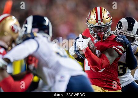 Santa Clara, CA, Stati Uniti d'America. Xxi Dec, 2019. San Francisco 49ers wide receiver Deebo Samuel (19) corre per un touchdown nel secondo trimestre durante una partita a Levi's Stadium il Sabato, Dicembre 21, 2019 in Santa Clara, California Credito: Paolo Kitagaki Jr./ZUMA filo/Alamy Live News Foto Stock