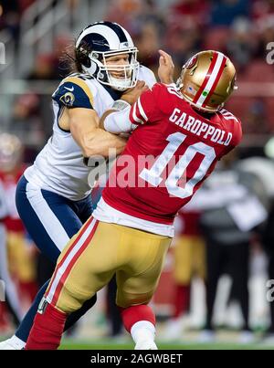 Santa Clara, CA, Stati Uniti d'America. Xxi Dec, 2019. Los Angeles Rams fuori linebacker Clay Matthews (52) pressioni San Francisco 49ers quarterback Jimmy Garoppolo (10) nel secondo trimestre durante una partita a Levi's Stadium il Sabato, Dicembre 21, 2019 in Santa Clara, California Credito: Paolo Kitagaki Jr./ZUMA filo/Alamy Live News Foto Stock