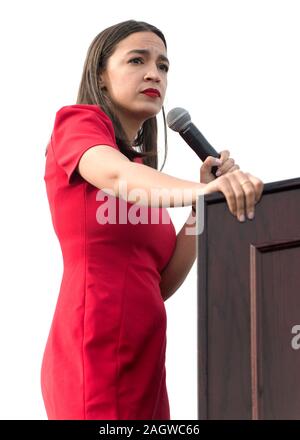 Venezia, California, USA. Xxi Dec, 2019. Rappresentante ALESSANDRIA OCASIO-CORTEZ parla a Bernie Sanders rally sulla famosa Spiaggia di Venice Boardwalk. Credito: Brian Cahn/ZUMA filo/Alamy Live News Foto Stock