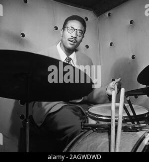 Ritratto di Max Roach, tre Deuces, New York, N.Y., ca. Ott. 1947 Foto Stock