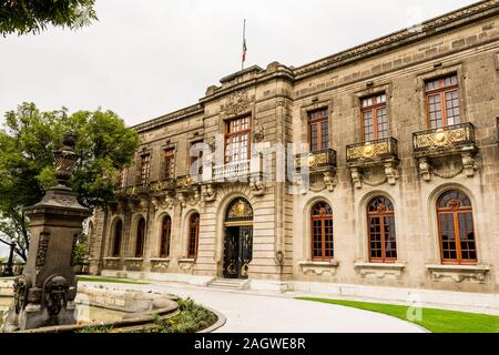 Edificio storico presso il Castello di Chapultepec. Situato sulla cima della collina di Chapultepec nel Chapultepec Park nel centro cittadino di Città del Messico. Foto Stock