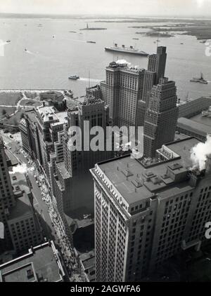 Vista da Irving Trust Building, altri edifici in primo piano, batteria, Castle Clinton terra di mezzo, porto, compreso ocean liner, oltre. Foto Stock