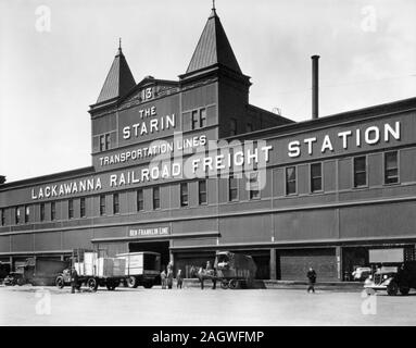 1930s New York City - Lackawanna ferrovia stazione di nolo, Pier 13, camion e un carro di fronte ca. 1936 Foto Stock