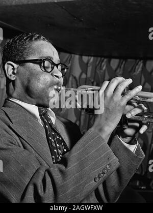 Ritratto di Dizzy Gillespie, famosa porta, New York, N.Y., ca. Giugno 1946 Foto Stock