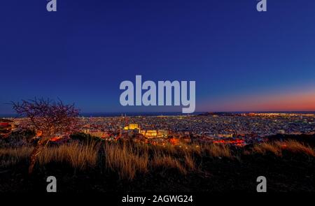 Barcellona all'alba vista dal monte Tibidabo Foto Stock
