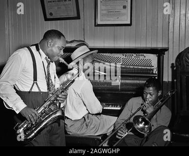 Ritratto di Joe Thomas e Eddie Wilcox, fedele Charles Lodge n. 167, New York, N.Y., ca. Ott. 1947 Foto Stock