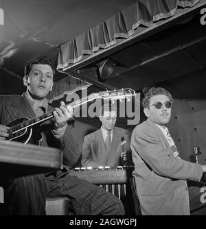 Ritratto di Bill (Buddy) De Arango, Terry Gibbs e Harry Biss, tre Deuces, New York, N.Y., ca. Giugno 1947 Foto Stock