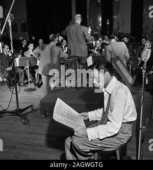 Ritratto di Frank Sinatra e Axel Stordahl, Liederkrantz Hall di New York, N.Y., ca. 1947 Foto Stock