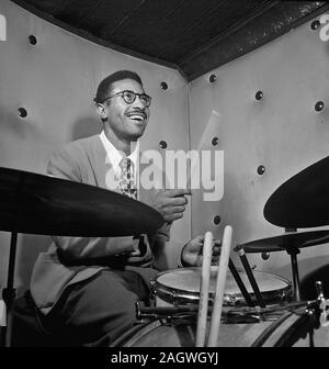 Ritratto di Max Roach, tre Deuces, New York, N.Y., ca. Ott. 1947 Foto Stock