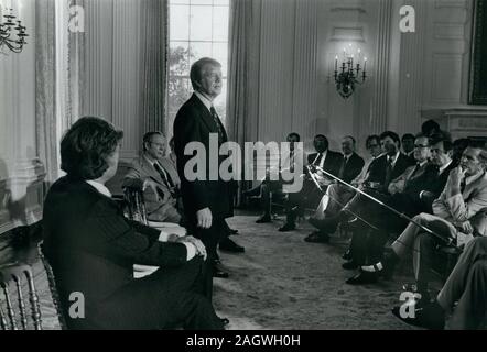 Giugno 06, 1977 - Washington DC, Stati Uniti d'America - il presidente Jimmy Carter sta per affrontare oggi i membri della Casa modi e mezzi comitato nello stato in sala da pranzo. Il presidente ha discusso la sua legislazione di emergenza che è attualmente dinanzi al comitato. In prua-terra per i presidenti a destra è sost. AL ULLMAN (Democratico di Oregon) chi è il presidente del comitato e dietro il presidente per la sua sinistra è segretario del Tesoro, W. MICHAEL BLUMENTHAL. (Credito Immagine: © Keystone Press Agency/Keystone USA via ZUMAPRESS.com) Foto Stock