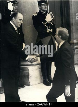 12 maggio 1982 - Parigi, Francia - Il Presidente francese François Mitterrand, sinistra, accoglie con favore l ex Presidente statunitense Jimmy Carter di Elysee Palace. (Credito Immagine: © Keystone Press Agency/Keystone USA via ZUMAPRESS.com) Foto Stock