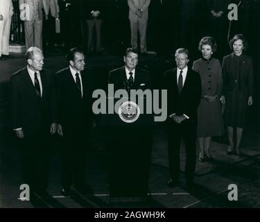 Ott 8, 1981 - Washington, Distretto di Columbia, Stati Uniti - Il Presidente Ronald W. REAGAN (a podio) come egli ha affrontato la nazione a eulogize il compianto Presidente Sadat d'Egitto. Sadat è stato assassinato il 6 Ottobre al Cairo durante la revisione di una parata. Rappresentato da sinistra a destra sono: ex presidente Gerald Ford; Ex presidente Richard M. Nixon; (presidente Reagan); ex presidente Jimmy Carter, First Lady NANCY REAGAN e ex first lady, Rosalynn Carter. I quattro uomini sarà parte dell'U.S. Delegazione che partecipano ai funerali del uccisi leader. (Credito Immagine: © Keystone Press Agency/Keystone USA via ZUMAP Foto Stock