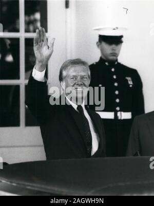 Ottobre 10, 1981 - Washington, DC, Stati Uniti d'America - ex presidente Jimmy Carter onde ai giornalisti come egli lascia la casa bianca dopo un incontro con il Presidente Reagan per più di trenta - cinque minuti di oggi. Carter ha annunciato che è stato il supporto di Reagan AWACS piano vendita in Arabia Saudita, contrariamente alla controllata democraticamente congresso. (Credito Immagine: © Keystone Press Agency/Keystone USA via ZUMAPRESS.com) Foto Stock