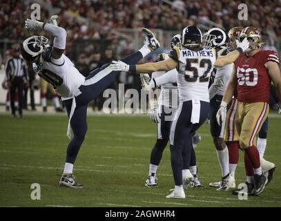 Santa Clara, Stati Uniti d'America. Xxi Dec, 2019. Los Angeles Rams difesa celebra un sacco di San Francisco 49ers quarterback Jimmy Garoppolo nel terzo trimestre a Levi's Stadium di Santa Clara in California il Sabato, Dicembre 21, 2019. Il 49ers sconfitto i montoni 34-31. Foto di Terry Schmitt/UPI Credito: UPI/Alamy Live News Foto Stock