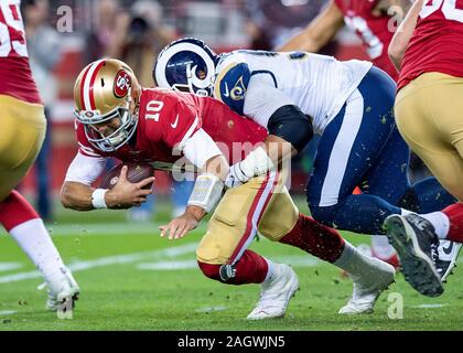 Santa Clara, CA, Stati Uniti d'America. Xxi Dec, 2019. S10 è saccheggiata da Los Angeles Rams defensive affrontare Aaron Donald (99) nel terzo trimestre durante una partita a Levi's Stadium il Sabato, Dicembre 21, 2019 in Santa Clara, California Credito: Paolo Kitagaki Jr./ZUMA filo/Alamy Live News Foto Stock