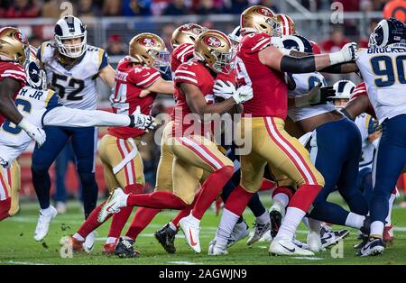 Santa Clara, CA, Stati Uniti d'America. Xxi Dec, 2019. San Francisco 49ers running back Raheem Mostert (31) corre per yardage nel quarto trimestre contro il Los Angeles Rams durante una partita a Levi's Stadium il Sabato, Dicembre 21, 2019 in Santa Clara, California Credito: Paolo Kitagaki Jr./ZUMA filo/Alamy Live News Foto Stock