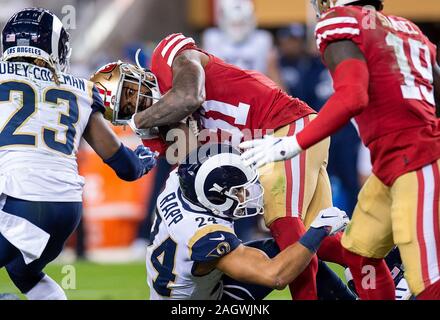 Santa Clara, CA, Stati Uniti d'America. Xxi Dec, 2019. San Francisco 49ers running back Raheem Mostert (31) viene affrontato da Los Angeles Rams Taylor di sicurezza Rapp (24) nel quarto trimestre durante una partita a Levi's Stadium il Sabato, Dicembre 21, 2019 in Santa Clara, California Credito: Paolo Kitagaki Jr./ZUMA filo/Alamy Live News Foto Stock