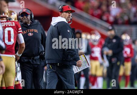 Santa Clara, CA, Stati Uniti d'America. Xxi Dec, 2019. San Francisco 49ers coach Kyle Shanahan guarda la classifica dopo il 49ers cliente nel quarto trimestre durante una partita a Levi's Stadium il Sabato, Dicembre 21, 2019 in Santa Clara, California Credito: Paolo Kitagaki Jr./ZUMA filo/Alamy Live News Foto Stock