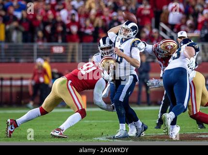 Santa Clara, CA, Stati Uniti d'America. Xxi Dec, 2019. San Francisco 49ers difensivo fine Arik Armstead (91) pressioni Los Angeles Rams quarterback Jared Goff (16) durante una partita a Levi's Stadium il Sabato, Dicembre 21, 2019 in Santa Clara, California Credito: Paolo Kitagaki Jr./ZUMA filo/Alamy Live News Foto Stock