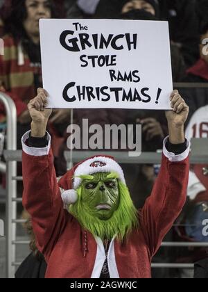 Santa Clara, Stati Uniti d'America. Xxi Dec, 2019. Una San Francisco 49ers proclama il Grinch ha rubato i montoni Natale nel quarto trimestre a Levi's Stadium di Santa Clara in California il Sabato, Dicembre 21, 2019. Il San Francisco 49ers sconfitto il Los Angeles Rams 34-31. Foto di Terry Schmitt/UPI Credito: UPI/Alamy Live News Foto Stock