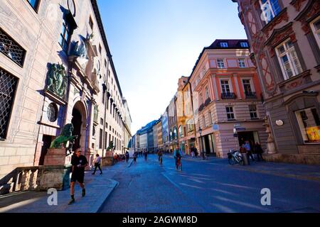 Monaco di Baviera, Germany-October 2019 : l'Odeonsplatz è una grande piazza nel centro di Monaco di Baviera che è stato sviluppato nei primi anni del XIX secolo. Foto Stock