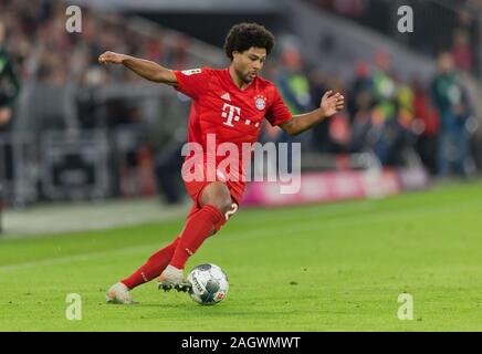 Monaco di Baviera, Germania. Xxi Dec, 2019. Serge Gnabry (FC Bayern Monaco di Baviera) con sfera di azione individuale, azione GES/calcio/1.Bundesliga: FC Bayern Munich - VfL Wolfsburg, 21.12.2019 Calcetto: 1.Bundesliga tedesca: Bayern Munich vs VfL Wolfsburg, Monaco di Baviera, Dicembre 21, 2019 | Utilizzo di credito in tutto il mondo: dpa/Alamy Live News Foto Stock