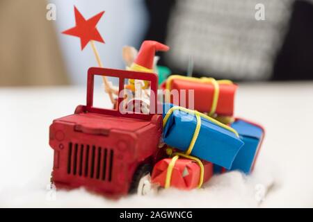 Piccoli giocattoli di Natale fatti in casa nel la forma di una vettura con doni Foto Stock
