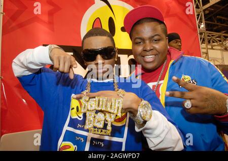 (L-R) Rapper Soulja Boy e cantante Sean Kingston al Yums stand al Magic fashion show presso il Centro Congressi di Las Vegas. Foto Stock