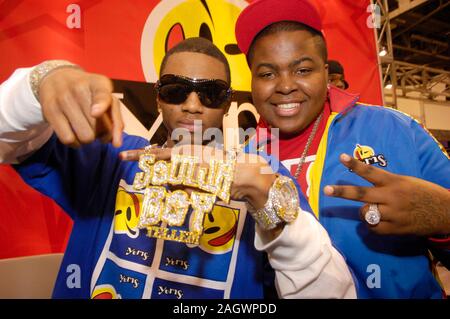 (L-R) Rapper Soulja Boy e cantante Sean Kingston al Yums stand al Magic fashion show presso il Centro Congressi di Las Vegas. Foto Stock