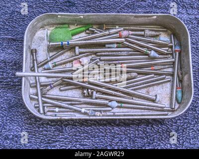 Set di strumenti odontoiatrici. Mole abrasive, esercitazioni e coni di macinazione Foto Stock