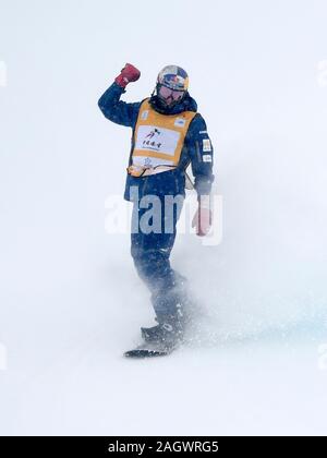 Chongli, Cina. 22 Dic, 2019. Australia Scotty James celebra durante l'uomo Snowboard Halfpipe finale alla FIS Coppa del Mondo di Snowboard 2020 in Chongli, nel nord della Cina, Dic 22, 2019. Credito: Zhu Xudong/Xinhua/Alamy Live News Foto Stock