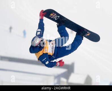 Chongli, Cina. 22 Dic, 2019. Australia Scotty James compete durante l'uomo Snowboard Halfpipe finale alla FIS Coppa del Mondo di Snowboard 2020 in Chongli, nel nord della Cina, Dic 22, 2019. Credito: Zhu Xudong/Xinhua/Alamy Live News Foto Stock