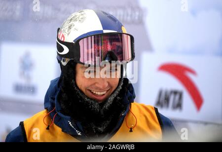 Chongli, Cina. 22 Dic, 2019. Australia Scotty James reagisce dopo l'uomo Snowboard Halfpipe finale alla FIS Coppa del Mondo di Snowboard 2020 in Chongli, nel nord della Cina, Dic 22, 2019. Credito: Wang Xiao/Xinhua/Alamy Live News Foto Stock