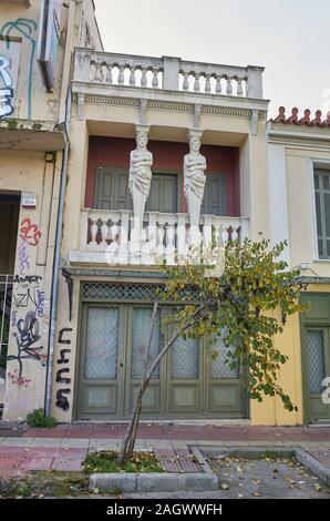 Le statue delle Cariatidi in una vecchia casa in Atene, Grecia Foto Stock