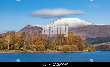 Vista del Loch Lomond e Ben Lomond, Scozia Foto Stock