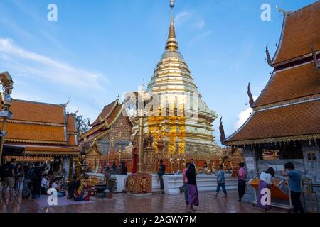 Wat Phrathat Doi Suthep Temple vicino a Chiang Mai, Thailandia Foto Stock