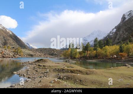 Il Lago Blu è situato nella valle di Naltar, Gilgit-Baltistan, Pakistan e riflette il multi-colori. Un 7,027 m alto Sapntik picco è anche lì. Foto Stock