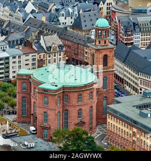 Francoforte, Germania, Ottobre 2, 2019: Paulskirche con il tetto verde di piastre di rame nel centro della città Foto Stock