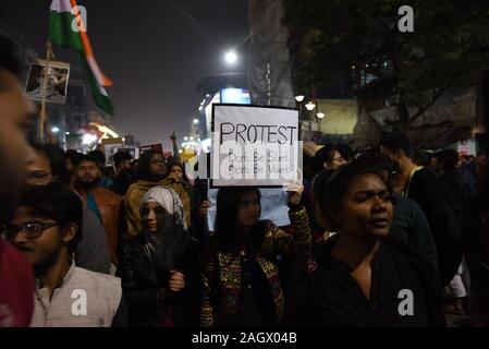 India. Xxi Dec, 2019. Gli studenti, giovani,(da ala sinistra, SFI) organizzato una massiccia manifestazione di protesta contro il registro nazionale dei cittadini (NRC) e una nuova cittadinanza emendamento atto (CAA). Kolkata, West Bengal, India. Il 21 dicembre 2019. (Foto di Sukhomoy Sen/Pacific Stampa) Credito: Pacific Press Agency/Alamy Live News Foto Stock