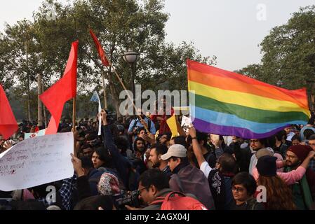 Kolkata, India. Xxi Dec, 2019. Gli studenti, giovani,(da ala sinistra, SFI) organizzato una massiccia manifestazione di protesta contro il registro nazionale dei cittadini (NRC) e una nuova cittadinanza emendamento atto (CAA). Kolkata, West Bengal, India. Il 21 dicembre 2019. (Foto di Sukhomoy Sen/Pacific Stampa) Credito: Pacific Press Agency/Alamy Live News Foto Stock