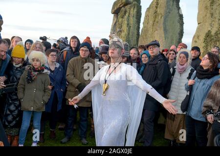 Wiltshire, Regno Unito. 22 Dic, 2019. Festaioli a Stonehenge benvenuti l'alba del solstizio d'inverno il giorno più corto dell'anno. Il sole è salito a 08;04am ufficiale e la Solstice nell emisfero nord era a 04.19am domenica 22 dicembre 2019. Pagan festeggiare più lunghe ore di buio e il ritorno del sole come giorni di ottenere più fino a quando il solstizio d'estate. Credito: MARTIN DALTON/Alamy Live News Foto Stock